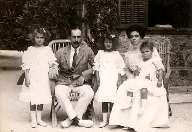 Николай, Елена и три их дочери, 1908.
