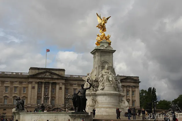 Памятник королеве Виктории перед Букингемским дворцом