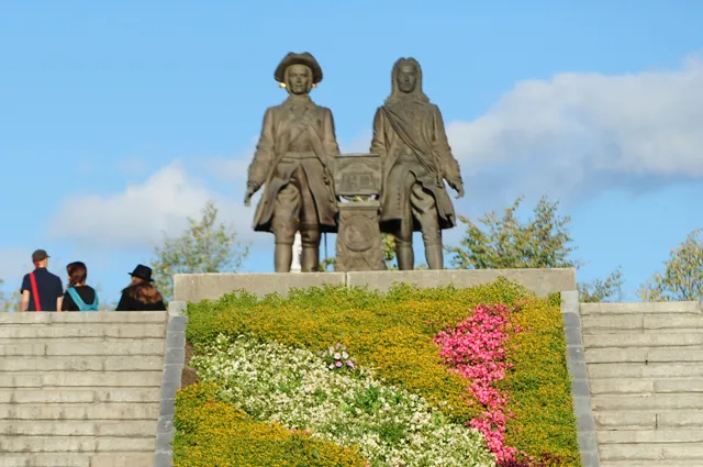 Вид на памятник основателям города Екатеринбурга Василию Татищеву и Вильгельму де Генину на Площади Труда в Екатеринбурге.