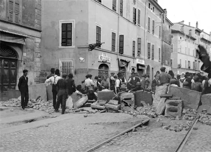 «Кровавые уличные бои между фашистами и рабочими шли вчера весь день во многих итальянских городах… На улицах Пармы рабочие вырыли траншеи и построили баррикады». (Daily Herald, 7 августа 1922 года)