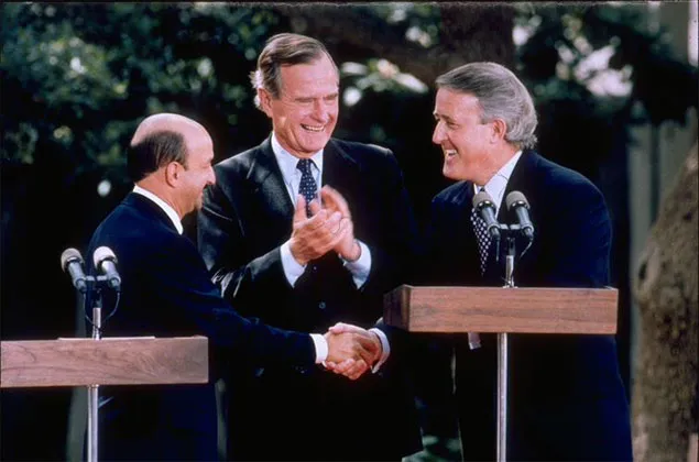 ПОДПИСАНИЕ СОГЛАШЕНИЯ ОБ ОБРАЗОВАНИИ НАФТА президентами Мексики (Карлос Салинас де Гортари), США (Джордж Буш) и Канады (Брайан Малруни)