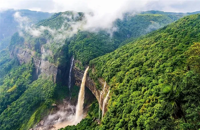Впечатляющий водопад в районе Черрапунджи.