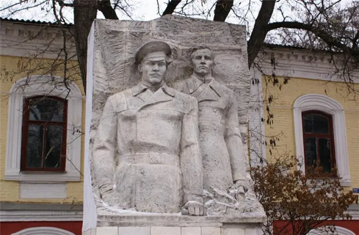 Памятник Ф. Подтелкову и М. Кривошлыкову