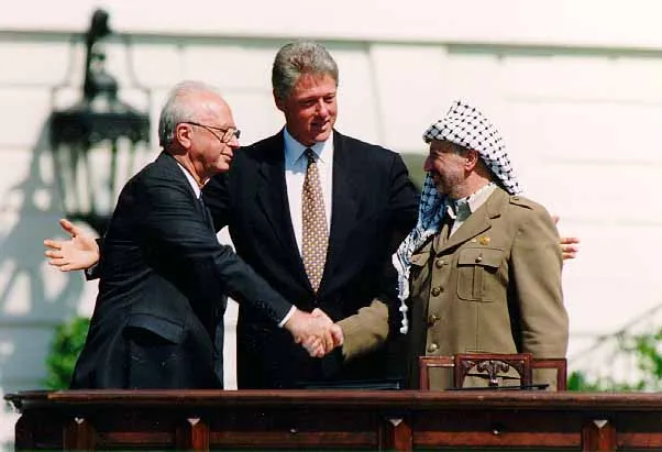 Ицхак Рабин, Билл Клинтон и Ясир Арафат, 13 сентября 1993 года. Благодаря отхода Организации освобождения Палестины от позиции непризнания Государства Израиль, была создана Палестинская автономия