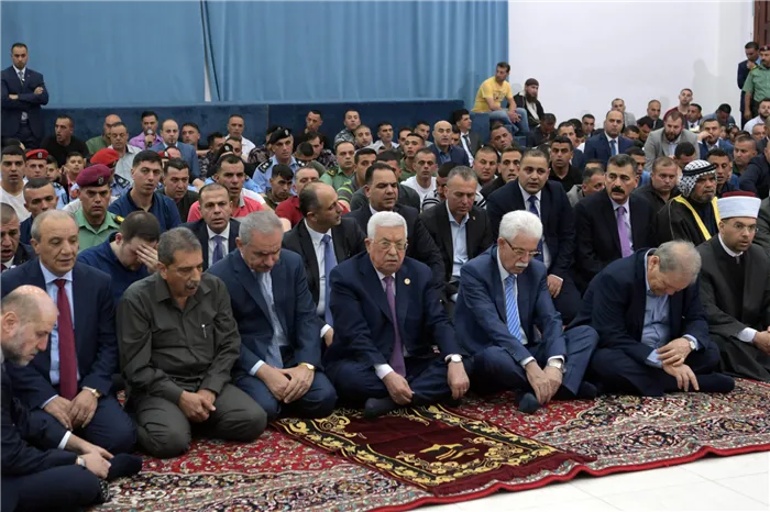 Руководство Палестинской национальной администрации совершает намаз в священный месяц Рамадан. Палестинцы-арабы, которых подавляющее большинство в Палестине, исповедует ислам