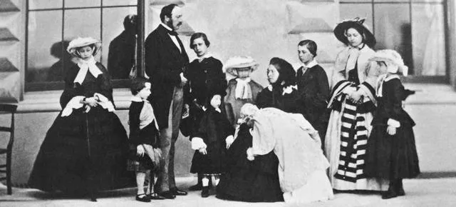 Альберт, Виктория и их девять детей, 1857 год. Слева направо: Алиса, Артур, Альберт, Эдуард, Леопольд, Луиза, Виктория с Беатрис, Альфред, Виктория и Елена.