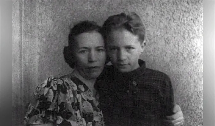 Эдуард Успенский с мамой