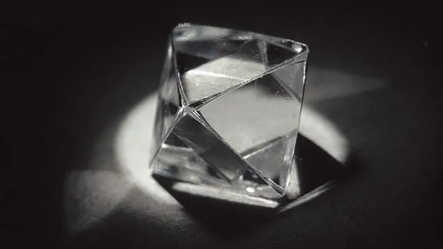 Идеальной формы октаэдр алмаза