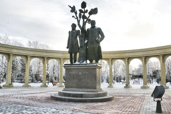 Скульптура Абай-Пушкин в Петропавловске