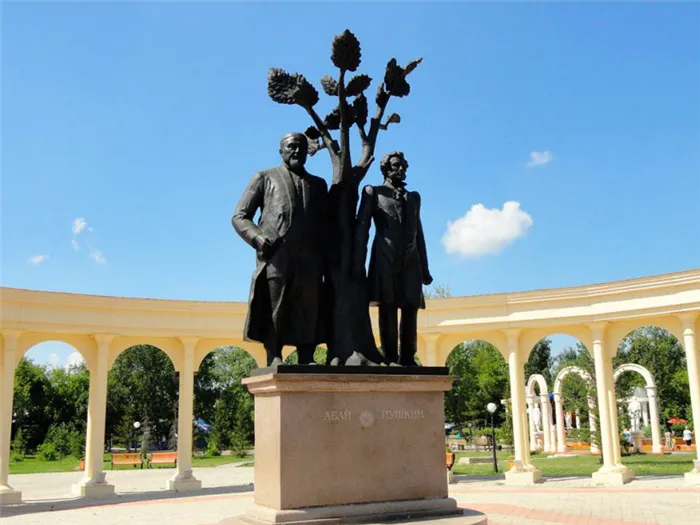 Памятник Абаю и Пушкину