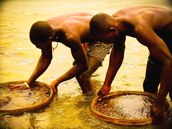 Добыча алмазов на реке в Африке. Юар
