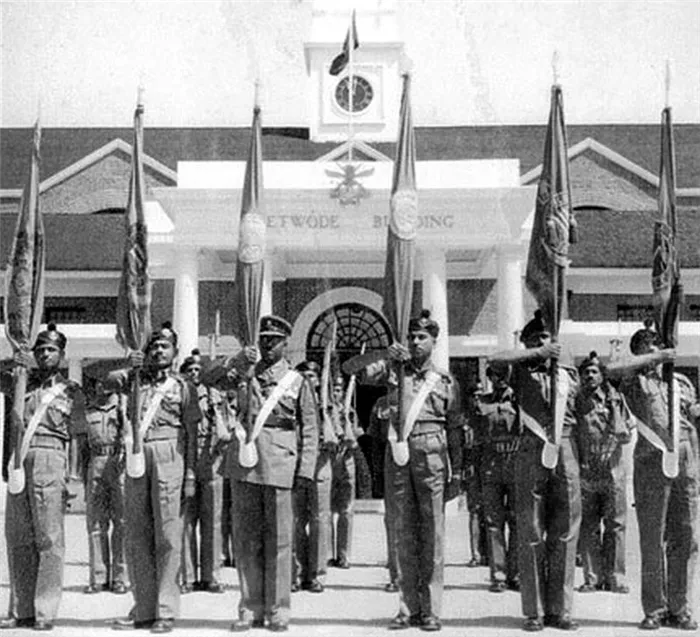 ​Церемония получения боевого знамени 9-м батальоном Мадрасского полка, 1956 год - Сипаи, курги, наиры… | Warspot.ru