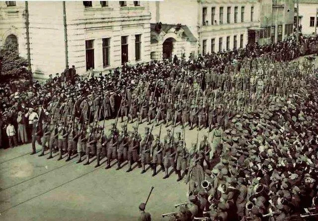 Чехословаки маршируют по Дворянской улице 