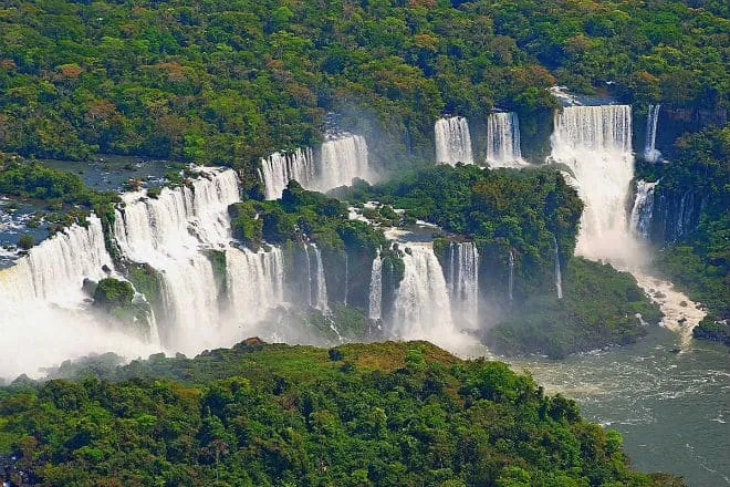 Как выглядит комплекс водопадов Игуасу