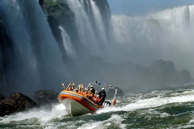 Экскурсия на лодке под водопадом Игуасу