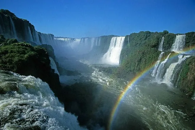 Радуга от брызг водопада Игуасу