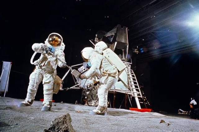 Олдрин (слева) и Армстронг в Хьюстоне во время тренировки выхода на лунную поверхность (22 апреля 1969 года).
