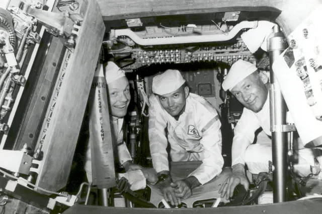 Слева направо: Нил Армстронг, Майкл Коллинз и Эдвин Олдрин в кабине командного модуля во время одной из тренировок на Земле.