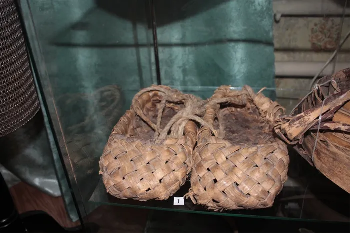 Лапти - самая популярная обувь деревнях позапрошлого века