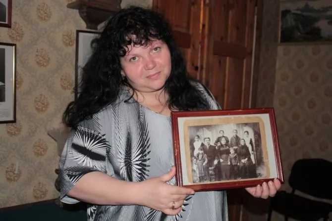 Ирина Бекетова держит в руках старинную фотографию своих предков