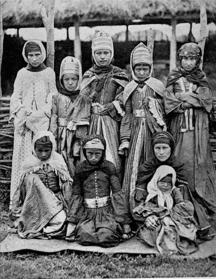 Ногайские девушки в традиционных костюмах.