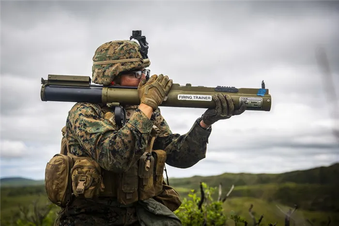 Американский военнослужащий ведёт тренировочную стрельбу из M72 