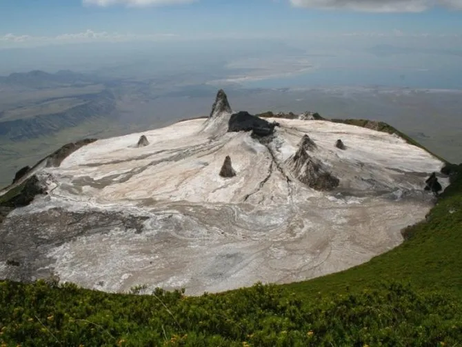 Лава, извергавшаяся из стратовулкана Ол-Доиньо-Ленгаи