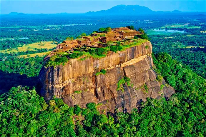 Шри-Ланка, Сигирия - «Львиная скала» состоит из Плутонической породы
