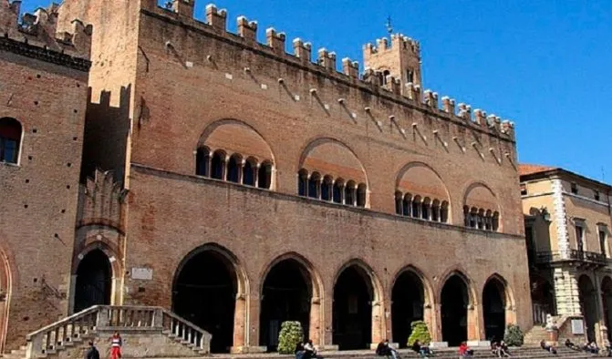 Палаццо дель Подеста на площади Кавур в Римини