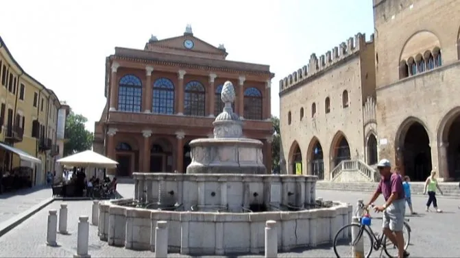 Фонтан Пинья на площади Кавур в Римини