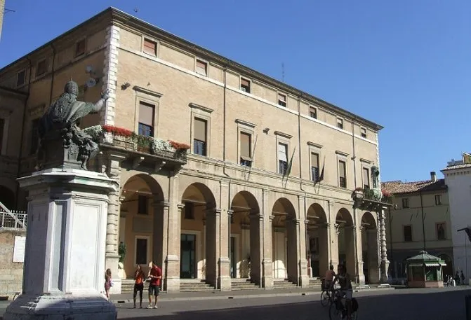 Палаццо Гарампи - Ратуша на площади Кавур в Римини