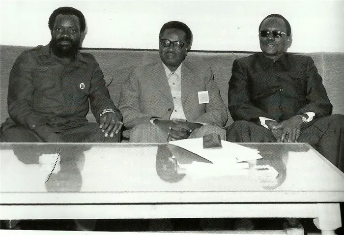 ​Жонас Савимби, Агостиньо Нето и Холден Роберто. Единственная совместная фотография трёх вождей движения за независимость Анголы, 1975 год - «Ангола наша!» | Военно-исторический портал Warspot.ru