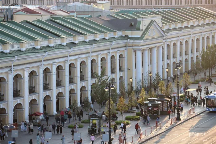 Главный фасад Гостиного двора Невская линия