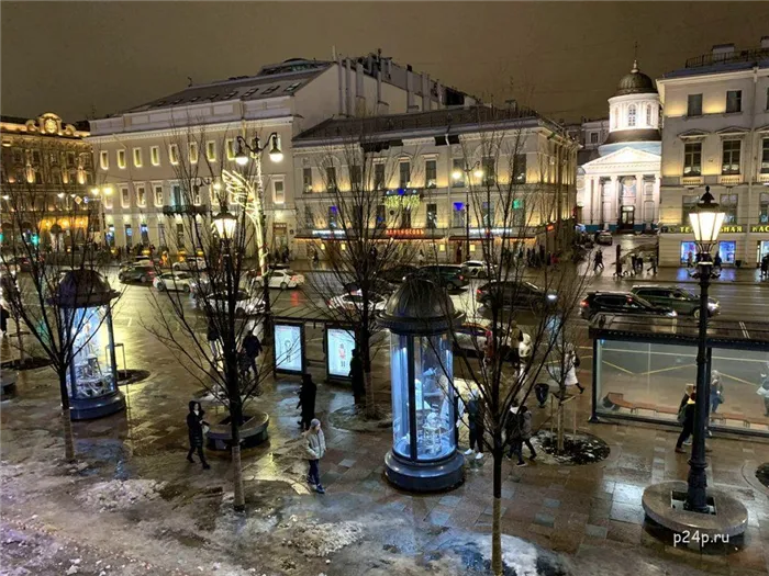 Вид на новогодний Невский проспект с Невской линии Гостиного двора