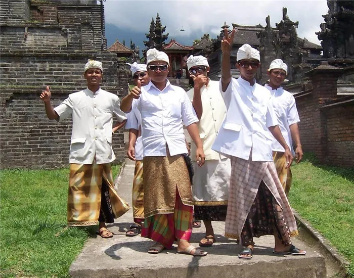Балийские мужчины в храме