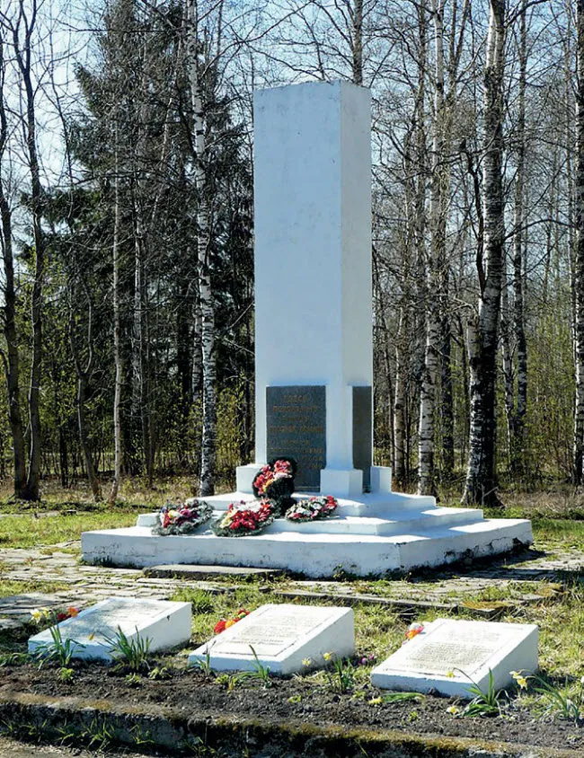 Братская могила советских воинов и мирных граждан