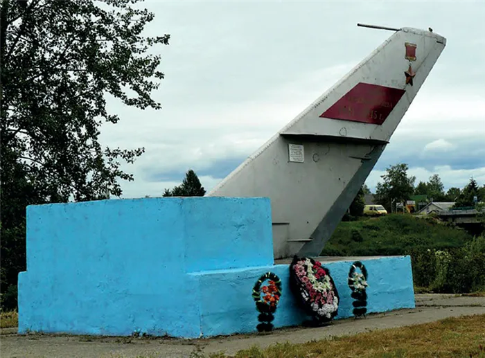 Памятник советским военным лётчикам