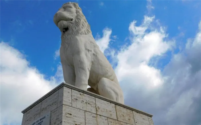Пирейский лев в городе Пирей