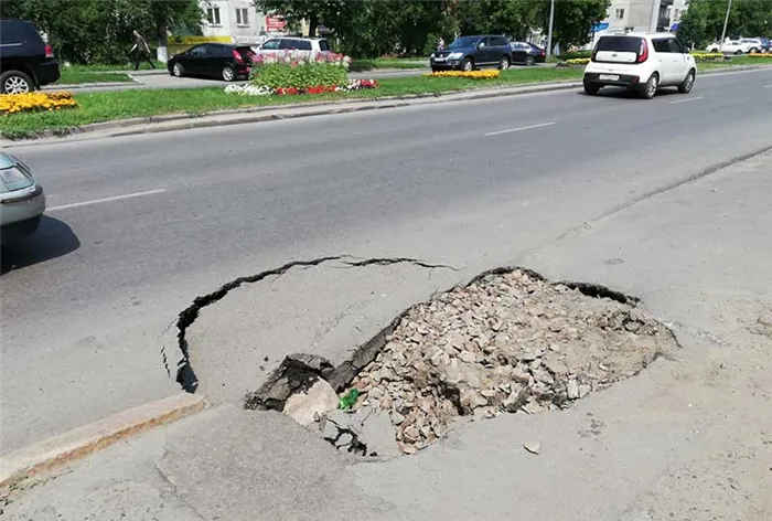 Провал асфальта на отремонтированной дороге в центре Барнаула