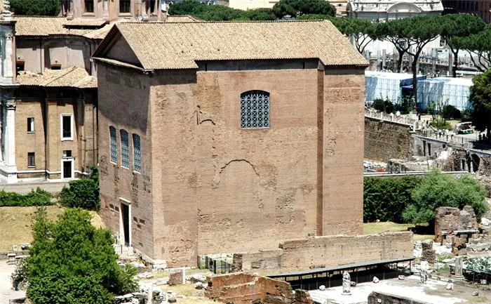 Курия - единственное уцелевшее здание Римского форума