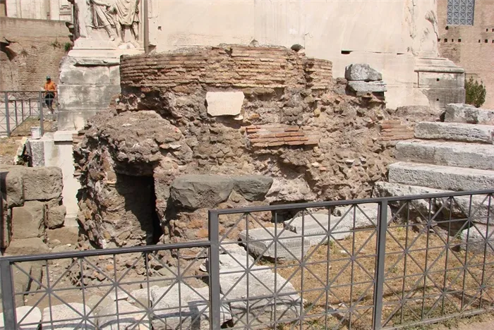Пуп земли - загадочное сооружение площади Римского форума