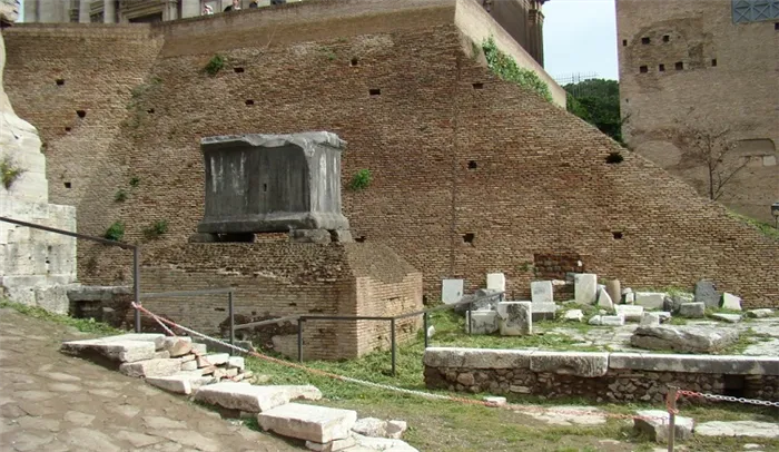 Черный камень Римского Форума - одна из достопримечательностей Рима