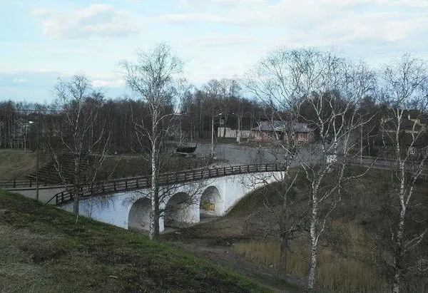 старинный каменный мост в центре города