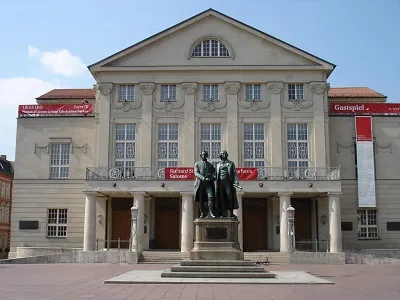 Национальный театр и Памятник Гёте и Шиллеру