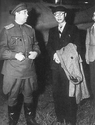 Пу И с советским офицером. 9 августа 1946 г. В этот день его доставили в Токио на международный трибунал.
