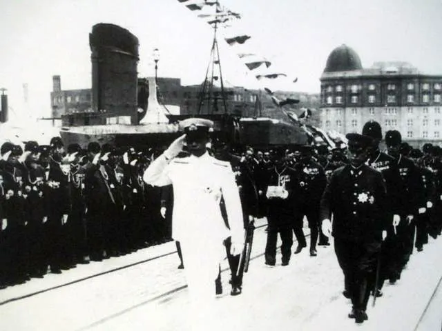 Пу И во время визита в Токио. 1940 год.