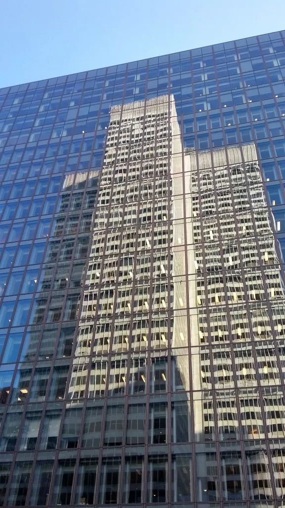 Здание из стекла отражение