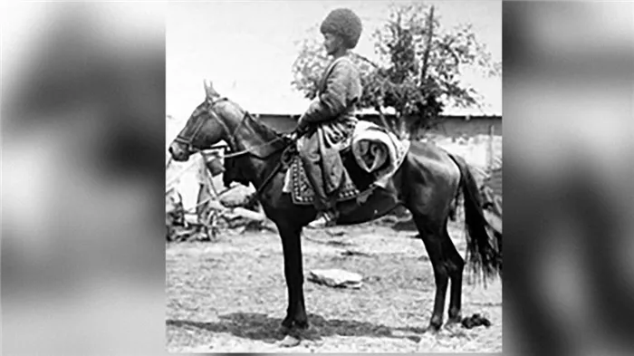 Туркмен-текинец на лошади