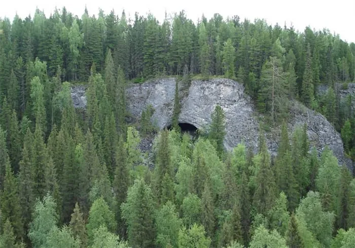 Печоро илычский заповедник богат на достопримечательности, среди которых - Медвежья пещера