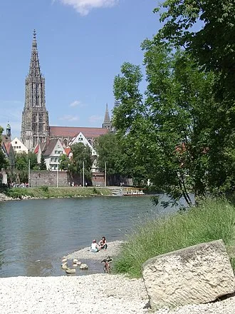 Ulm Muenster mit Donau im Vordergrund.jpg